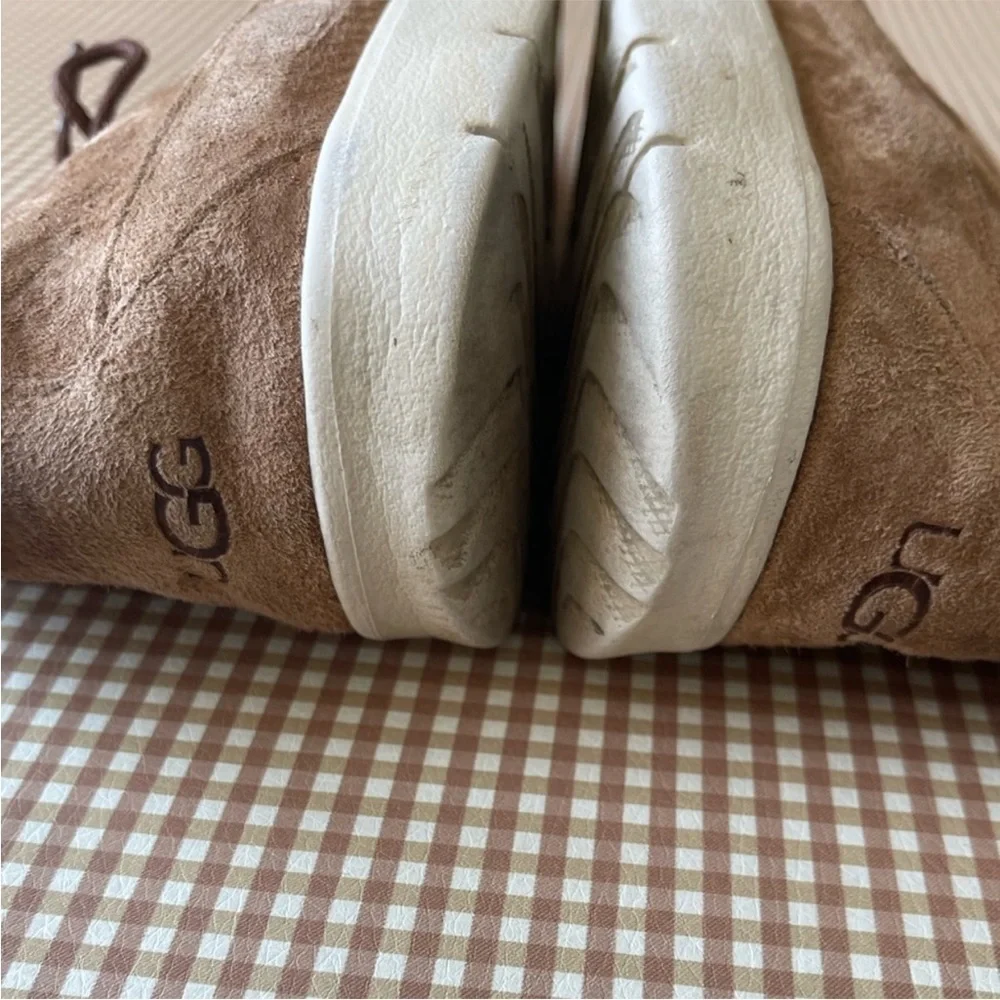 UGG men short booties.‎ Size 6